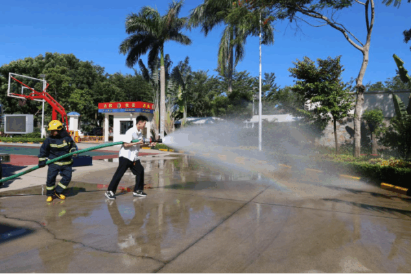 锻造白衣战士“生命防火墙”海南医院新入职实习生走进消防大队