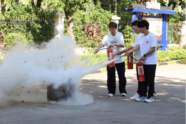 锻造白衣战士“生命防火墙”海南医院新入职实习生走进消防大队