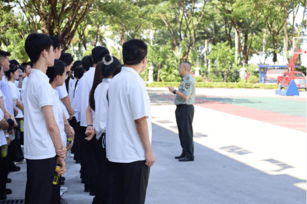 锻造白衣战士“生命防火墙”海南医院新入职实习生走进消防大队