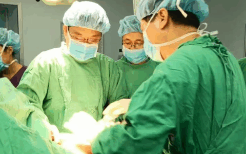 海医二院胸外科实现颈部小切口完整切除12厘米巨大纵隔甲状腺肿物