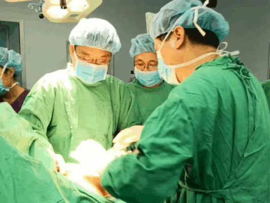 海医二院胸外科实现颈部小切口完整切除12厘米巨大纵隔甲状腺肿物