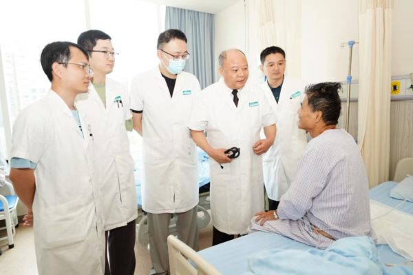 肿瘤疯长10斤！海南省肿瘤医院专家“拆弹式”手术硬核切除