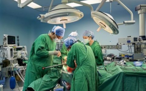 生死毫米间：九小时极限拆解“嗜铬炸弹”，海南医科大学第二附属医院多学科协作守护生命禁区