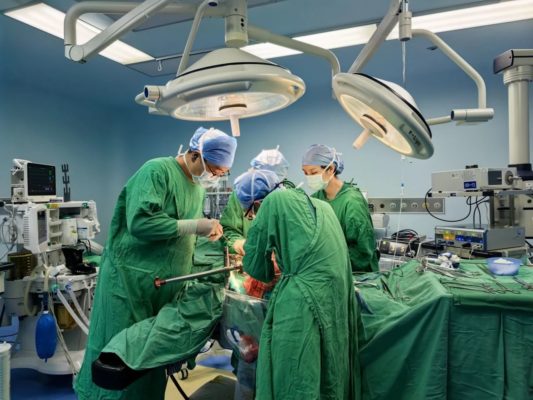 生死毫米间：九小时极限拆解“嗜铬炸弹”，海南医科大学第二附属医院多学科协作守护生命禁区