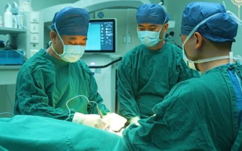 百岁阿婆从濒临截肢到独立行走，真相竟是……