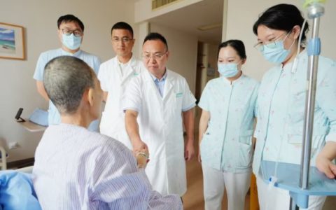 海南省肿瘤医院专家连“拆”带“补”摘除颅底巨大肿瘤