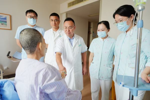 海南省肿瘤医院专家连“拆”带“补”摘除颅底巨大肿瘤