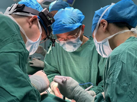 拳头大甲状腺巨瘤侵犯命脉 海南医科大学第一附属医院多学科团队精准“排雷”