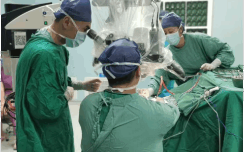 海南医科大学第一附属医院专家下沉琼海，82岁老人“生命禁区”脑瘤成功切除！| 优质资源下沉