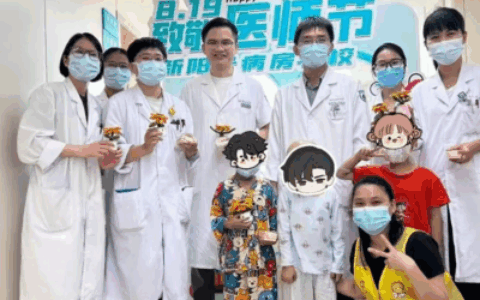 小天使治愈大白！病房里长出“向日葵”