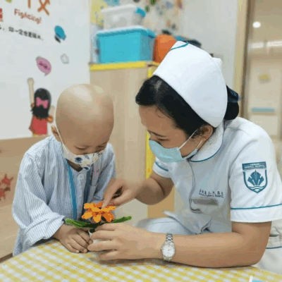 小天使治愈大白!病房里长出“向日葵”