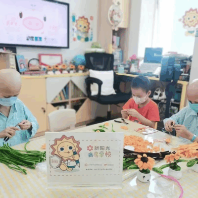 小天使治愈大白!病房里长出“向日葵”