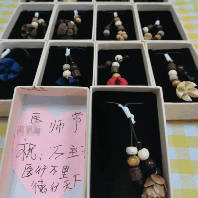 小天使治愈大白！病房里长出“向日葵”