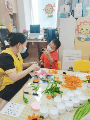 小天使治愈大白!病房里长出“向日葵”