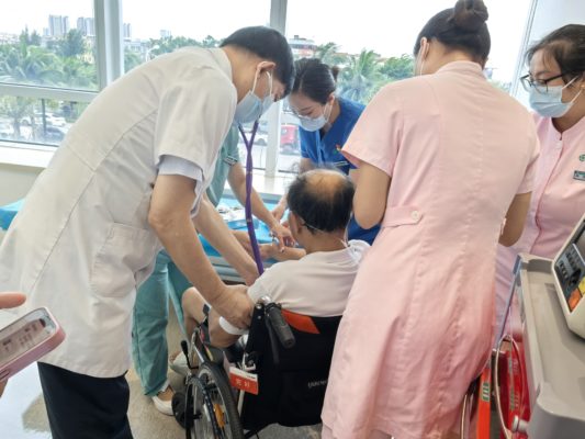 10分钟生死时速！医护协作“抢”回心衰患者