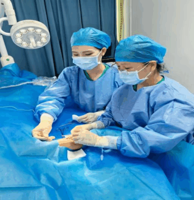 海医二院肿瘤内科常规开展超声引导下腔内心电图定位上臂输液港植入技术