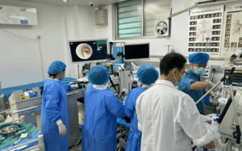 1厘米肿物堵塞支气管！微创手术20分钟解“呼吸危机”