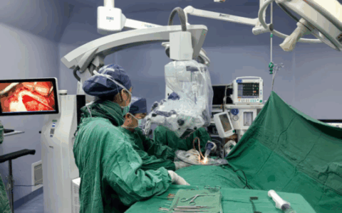 从20万降至2万！双耳失去听力一年后，他又听见了…