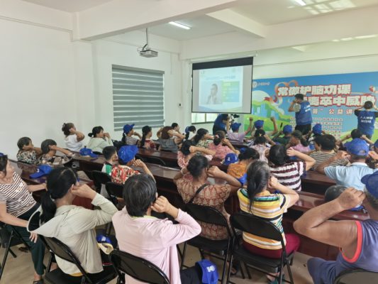  “蓝衣哥”公益同盟万宁市尖岭村开展公益讲座  科学养生知识为乡村健康赋能