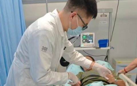 “候鸟”老人三亚过冬：警惕脑梗风险 科学防护保平安