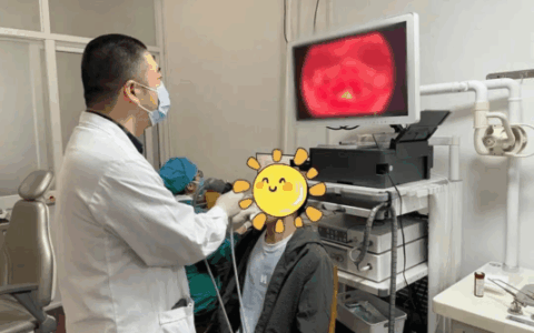 喉咙痛别乱吃药！男子嗓子里长满“雪花”，这种习惯很多人都有！