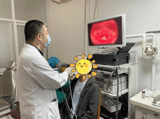 喉咙痛别乱吃药！男子嗓子里长满“雪花”，这种习惯很多人都有！