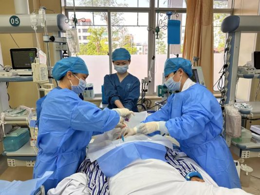 海南省人民医院定安分院实施高难度经皮气管扩张造口术 八旬危重患者转危为安