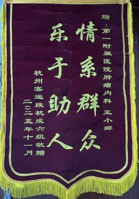 “我是护士！让我看看！”列车疾驰中，她跪地两分钟完成生命急救