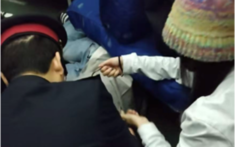 “我是护士！让我看看！”列车疾驰中，她跪地两分钟完成生命急救
