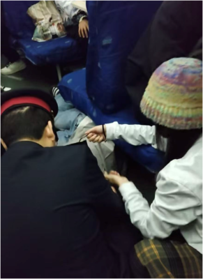 “我是护士！让我看看！”列车疾驰中，她跪地两分钟完成生命急救