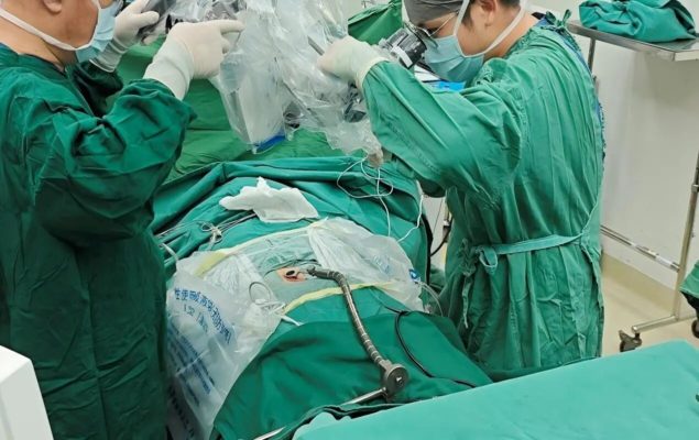 高中生双腿突然“灌铅”不听使唤…通道显微镜技术助他重新站立