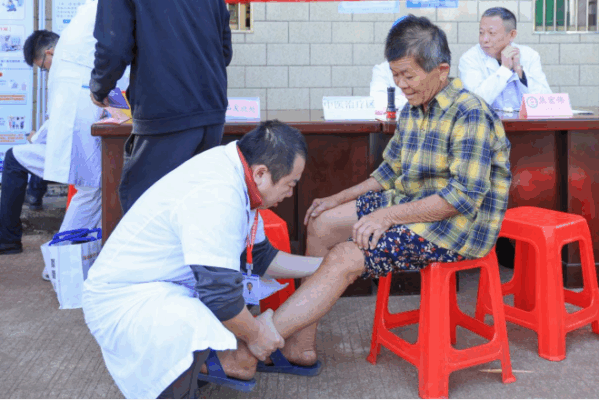 海南省老年病医院联合省公安厅反走私和海岸管理总队开展健康义诊和反走私普法活动