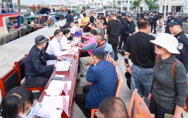 警医共建进渔村 义诊普法暖民心  海南省老年病医院联合海岸警察等部门进港口上渔船开展健康义诊与法治宣传活动（第六站）