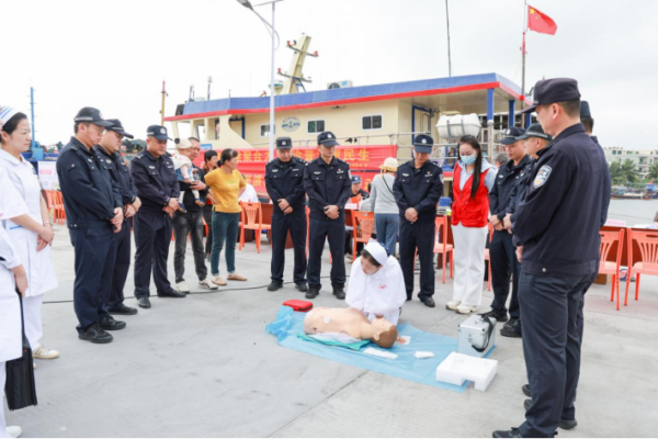 警医共建进渔村 义诊普法暖民心  海南省老年病医院联合海岸警察等部门进港口上渔船开展健康义诊与法治宣传活动（第六站）