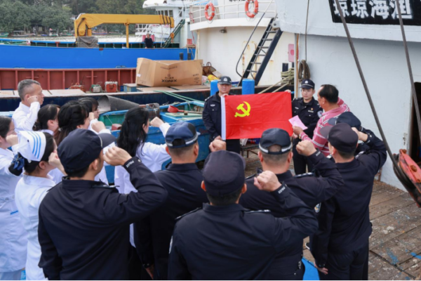 警医共建进渔村 义诊普法暖民心  海南省老年病医院联合海岸警察等部门进港口上渔船开展健康义诊与法治宣传活动（第六站）