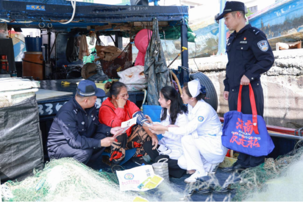 警医共建进渔村 义诊普法暖民心  海南省老年病医院联合海岸警察等部门进港口上渔船开展健康义诊与法治宣传活动（第六站）