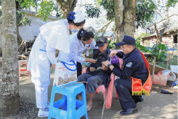 海南省老年病医院联合省公安厅反走私和海岸管理总队开展健康义诊和反走私普法活动