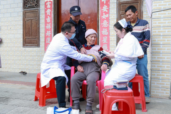 警医共建进渔村 义诊普法暖民心  海南省老年病医院联合海岸警察等部门进港口上渔船开展健康义诊与法治宣传活动（第六站）