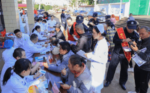 海南省老年病医院联合省公安厅反走私和海岸管理总队开展健康义诊和反走私普法活动