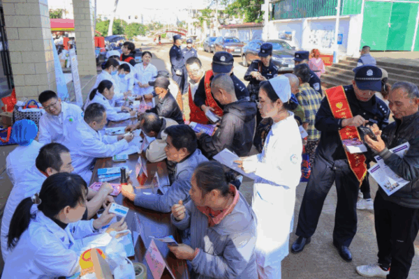 海南省老年病医院联合省公安厅反走私和海岸管理总队开展健康义诊和反走私普法活动