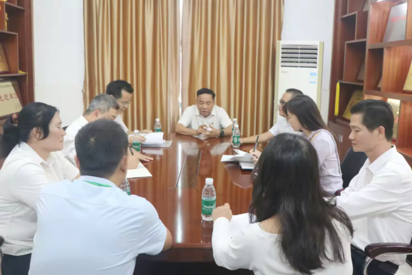 三亚市人民医院行政党支部与干沟村开展医村党建合作