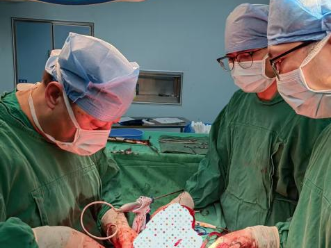 不退缩、不放弃、精准“拆弹”——海医二院完成一例特殊急危重腹膜后巨大肿瘤救治