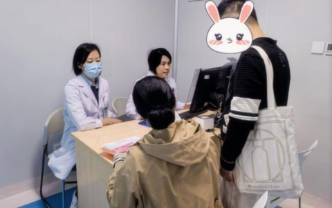 两毫米“针爱”守护——省外知名专家坐诊海口市妇幼保健院成功完成宫内干预手术，患者在家门口享名医服务