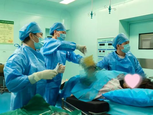 两毫米“针爱”守护——省外知名专家坐诊海口市妇幼保健院成功完成宫内干预手术，患者在家门口享名医服务