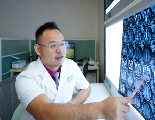 三亚一男子颅底藏“夺命瘤”，专家团队生死营救