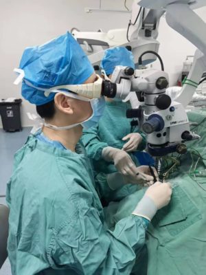 海南医科大学第一附属医院眼科医生的周末：显微镜下，为患者抢回“看见”的权利