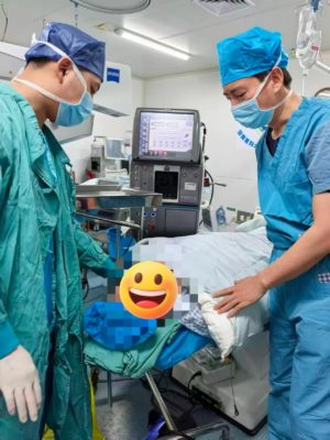 海南医科大学第一附属医院眼科医生的周末：显微镜下，为患者抢回“看见”的权利