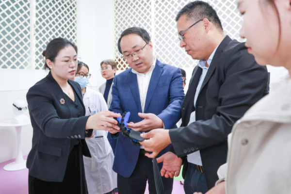 海南省老年病医院脑机接口康复治疗中心揭牌成立