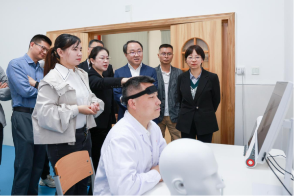 海南省老年病医院脑机接口康复治疗中心揭牌成立