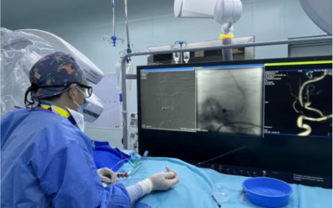 2个半月，4.8公斤，不足2毫米血管——医生在头发丝细的血管里为她搏出生机